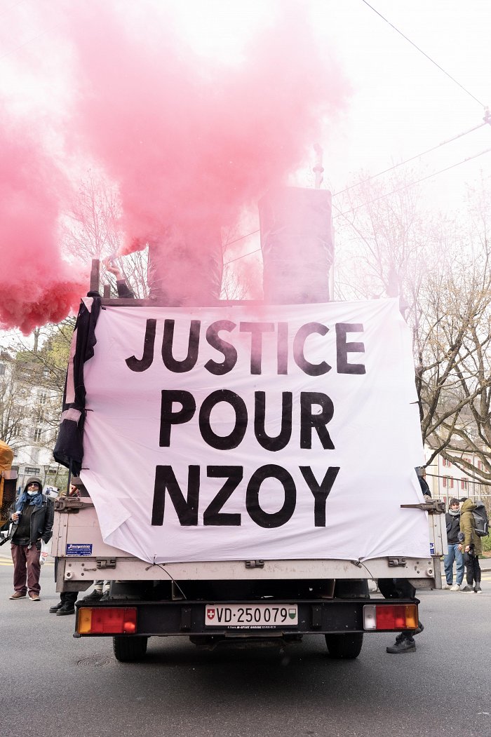 Gerechtigkeit für Nzoy: Transi am Soundwagen der Demo in Lausanne